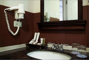 Secadora de cabello, bidet, toallas, jabón