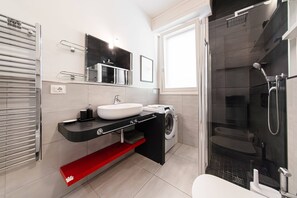 Dusj, hårføner, bidé og håndklær