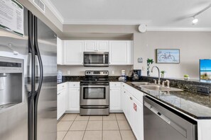 Kylskåp, mikrovågsugn, ugn och spishäll