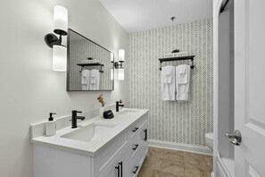 Suihku, poreamme, hiustenkuivaaja, pyyhkeet