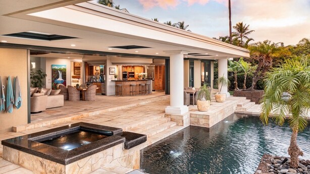 Ett modernt hus med pool, bar och matplats.