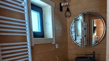 Douche, sĂšche-cheveux, serviettes fournies, papier toilette