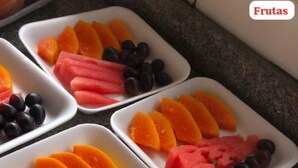 A variety of fruits arranged in white trays. - hotel Taguatinga sul (Taguatinga)