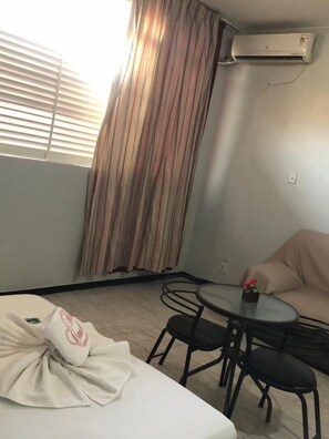 10 ห้องนอน, มินิบาร์, โต๊ะทำงาน