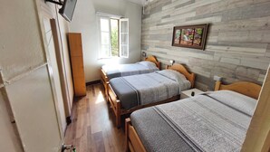 Habitación triple estándar, vista parcial al mar | Escritorio y espacio para trabajar con laptop