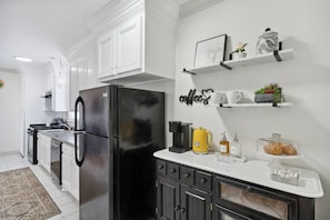 Coffee/tea maker, fridge, microwave, oven - Pinkadilly on Spring! Walk to King St|Porch|Bikes (Charleston)