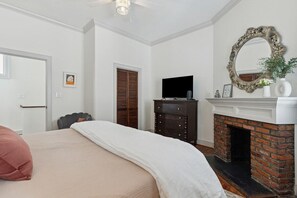 2 bedrooms, iron/ironing board, internet, bed sheets - Pinkadilly on Spring! Walk to King St|Porch|Bikes (Charleston)