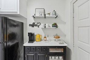 Interior - Pinkadilly on Spring! Walk to King St|Porch|Bikes (Charleston)