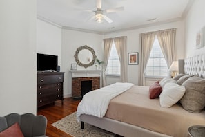 2 bedrooms, iron/ironing board, internet, bed sheets - Pinkadilly on Spring! Walk to King St|Porch|Bikes (Charleston)
