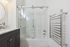 Hair dryer, towels, soap, shampoo - Pinkadilly on Spring, in the heart of downtown, steps to King St, deck & bikes (Charleston)