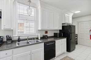 Coffee/tea maker, fridge, microwave, oven - Pinkadilly on Spring! Walk to King St|Porch|Bikes (Charleston)