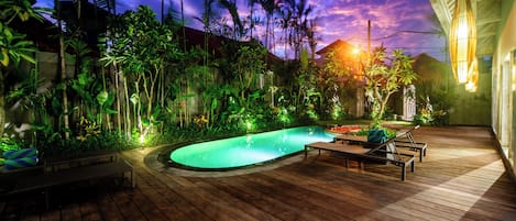 Una piscina al aire libre