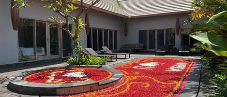 Una piscina al aire libre