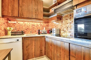 Fogão, cooktop, lava-louças, cafeteira/chaleira