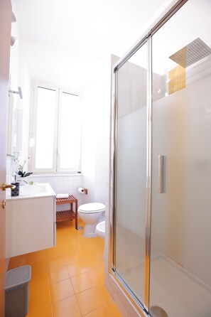 Doccia, asciugacapelli, bidet, asciugamani