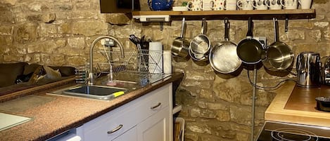 Geladeira, micro-ondas, fogão, cooktop