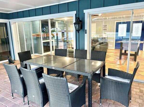 Outdoor dining - Peaceful Family Retreat - 12PPL (Lutz)