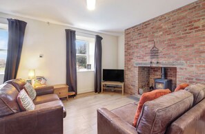 Cottage, Kitchen | Living room | Smart TV, fireplace, DVD player