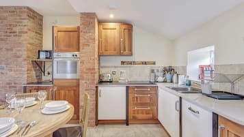 Cottage, dapur | Dapur pribadi | Ketel listrik, pemanggang roti, dan kursi makan untuk bayi