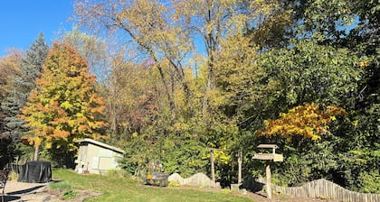 Solar powered-Charming 1-Bedroom in Middlebury-Breakfast Available On Request