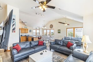 Smart TV, DVD player - Oceanside home in Duck NC with private mini golf course! (Duck)
