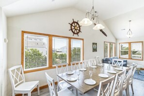 Dining - Oceanside home in Duck NC with private mini golf course! (Duck)