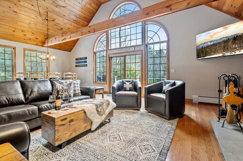 15 Guest Chalet with Sauna and Hot Tub - Bunk Room - 4 minutes to Sunday River