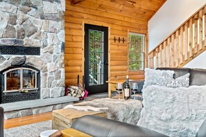 Smart-tv, een open haard, videospelletjes en tafelvoetbal