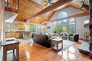 Smart-TV, Kamin, Videospiele, Tischfußball