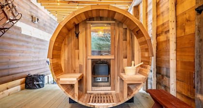 15 Guest Chalet with Sauna and Hot Tub - Bunk Room - 4 minutes to Sunday River
