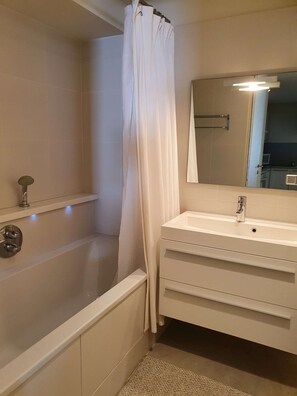 Dusche, Haartrockner, Handtücher, Seife