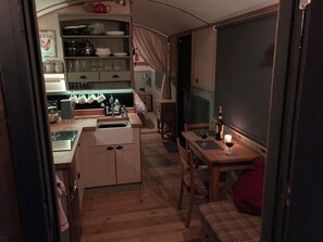 Fridge, microwave, stovetop, coffee/tea maker - Brook the shepherds hut in tranquil wooded surroundings  (Saltash)