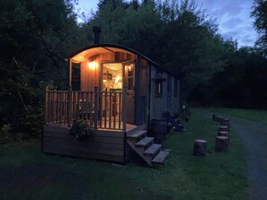 Exterior - Brook the shepherds hut in tranquil wooded surroundings  (Saltash)