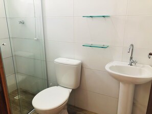 Douche, serviettes fournies, papier toilette