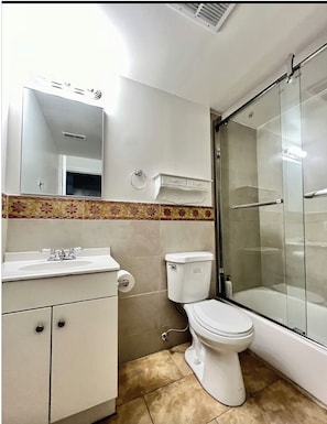 Douche, sĂšche-cheveux, serviettes fournies, savon