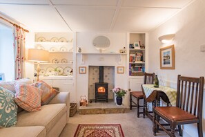 Smart TV, fireplace - Claire's Cottage, Hythe (Hythe)