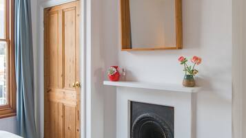 2 bedrooms, desk, iron/ironing board, WiFi