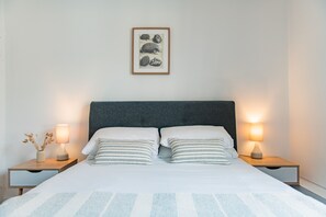 2 habitaciones, escritorio, tabla de planchar con plancha y wifi