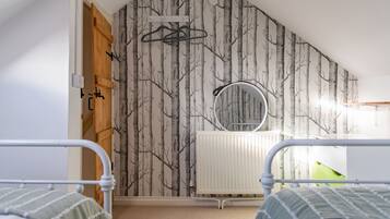 2 bedrooms, desk, iron/ironing board, WiFi