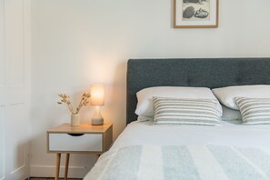 2 soverom, skrivebord, strykejern/-brett og wi-fi