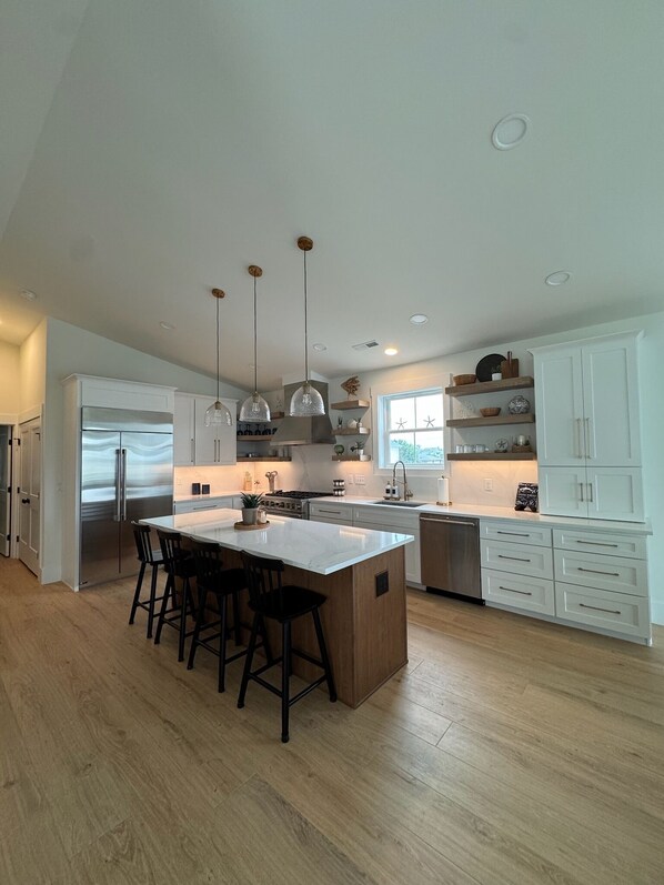 Fridge, microwave, oven, stovetop - Plan your getaway in our new 5-bedroom home in welcoming Bethany Beach. (Bethany Beach)