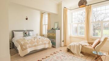 4 bedrooms, desk, iron/ironing board, WiFi