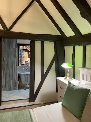 2 bedrooms, desk, iron/ironing board, WiFi