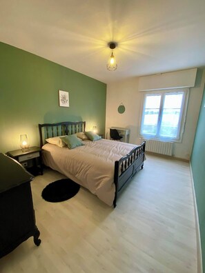 4 bedrooms, travel cot, free WiFi, bed sheets - Gîte L'étape conviviale sleeps up to 12 people 20mn from Dinan   (Guitté)