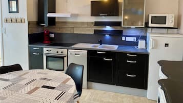 Geladeira, micro-ondas, fogĂŁo, cooktop
