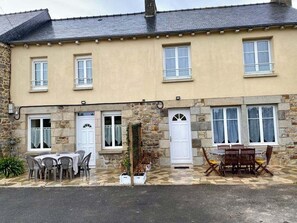 Outdoor dining - Gîte L'étape conviviale sleeps up to 12 people 20mn from Dinan   (Guitté)