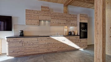 Frigorifero, microonde, piano cottura, lavastoviglie