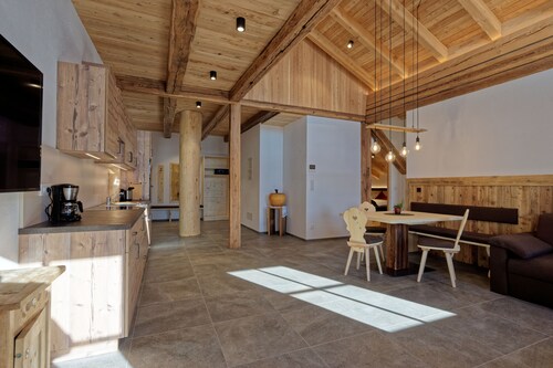 "Tischlerhof Zirm" vacation apartment with balcony and mountain view