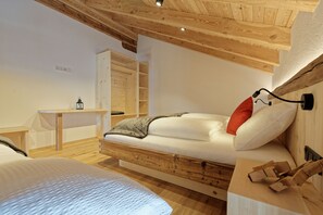 2 chambres, coffres-forts dans les chambres, lit parapluie