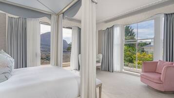 6 bedrooms, iron/ironing board, internet, bed sheets